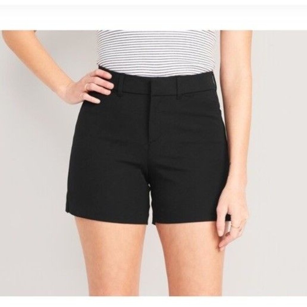 Old Navy Women's 4 High Rise Pixie Shorts Black Secret Smooth Pockets 5" Inseam